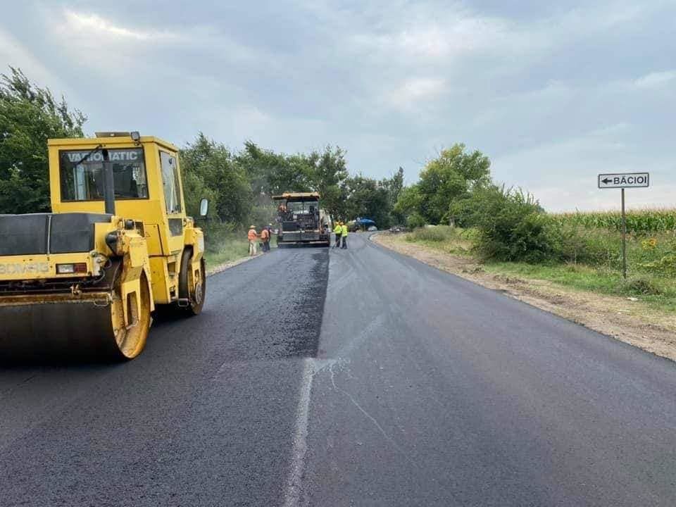 Подъездная дорога к коммуне Бэчой находится в процессе восстановления.
