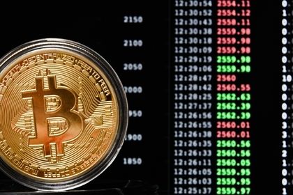 Курс самой популярной в мире криптовалюты биткоин установил новый исторический рекорд, превысив пять тысяч долларов. 