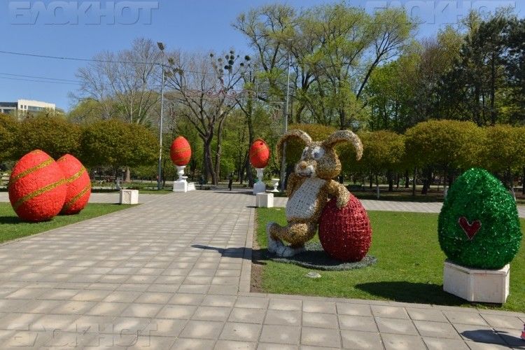 Всего в сквере было установлено 3 зайца и 16 яиц. 