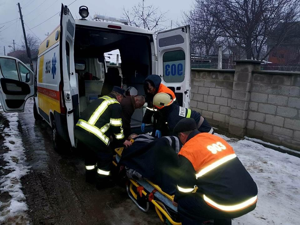 Менее чем за 20 минут спасатели вытащили женщину из колодца и передали ее медицинскому экипажу 903. Фото: facebook.com/Inspectoratul General pentru Situații de Urgență al MAI.