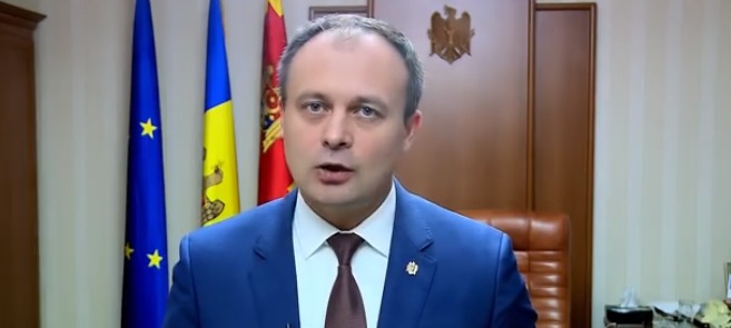 Андриан Канду призвал мужчин уважать своих жен и дочерей. 