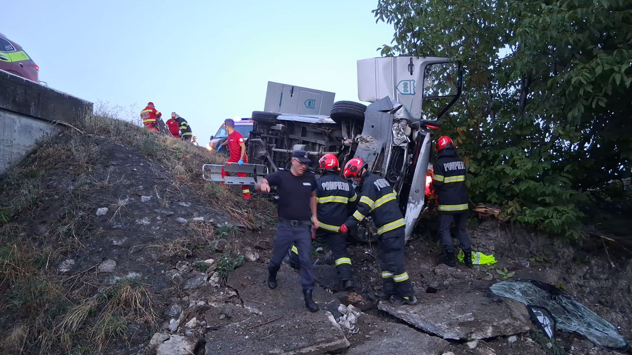 Un microbuz de pe ruta Moldova – Italia, implicat într-un accident în România: O femeie a decedat.