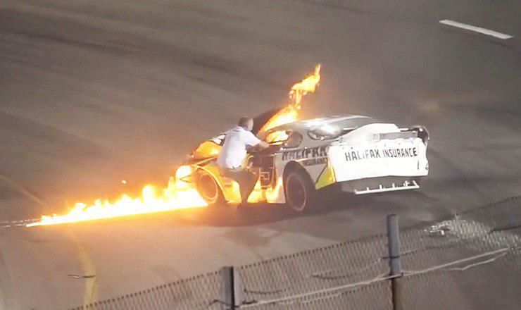 Несмотря на героизм, в NASCAR наказали Дина за выход на трассу во время гонки, поставив его на испытательный срок.