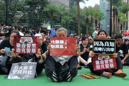 Протестующие в Гонконге призвали Трампа освободить их от контроля Пекина.