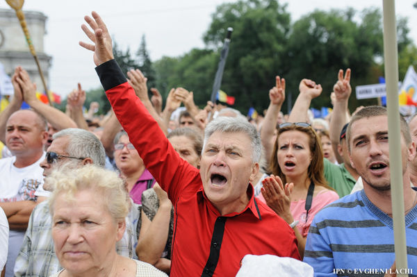 În timp ce unii experţi consideră inevitabil dialogul dintre putere şi protestatari, organizatorii protestului se arată sceptici că acest dialog va avea o finalitate reuşită.