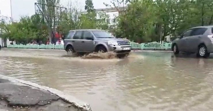 Многие улицы столицы оказались затопленными из-за ливня.