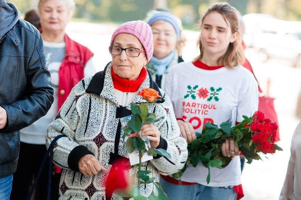 Активисты парти "Шор" поздравили представителей золотого возраста.