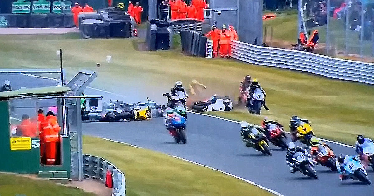 Doi motocicliști au murit în urma unui accident la o competiție în Marea Britanie.