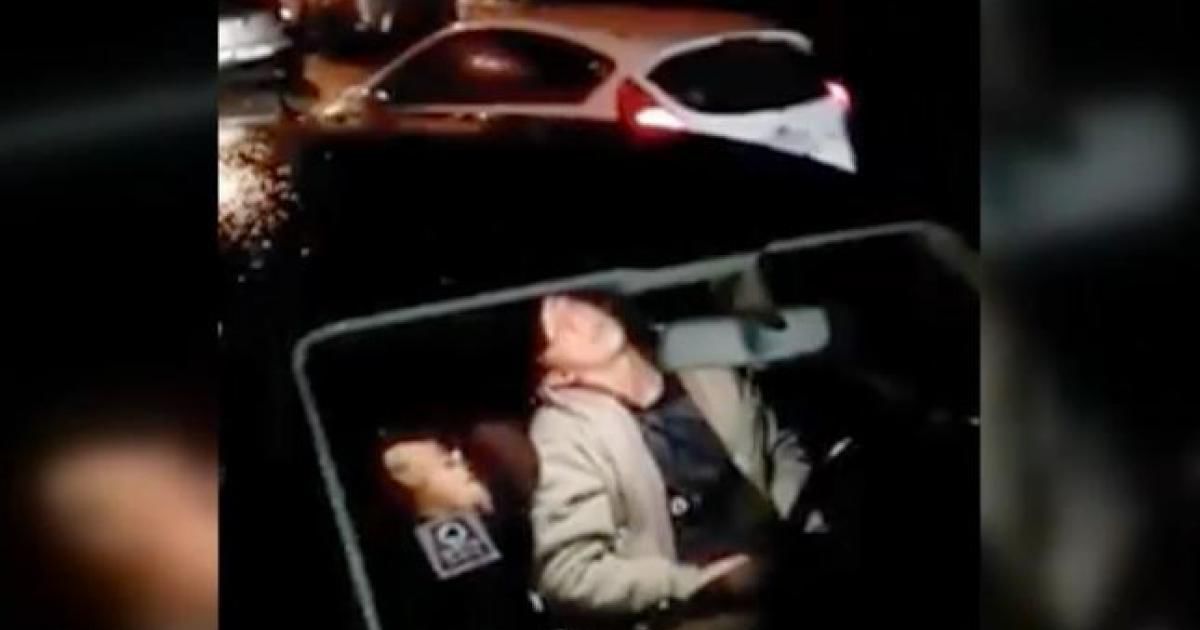 România: Tineri adormiţi la volan, pe contrasens. Foto: Captură video