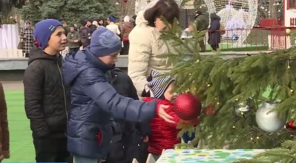 Copiii din școlile-internat au vizitat Târgul de Crăciun din centrul Capitalei
