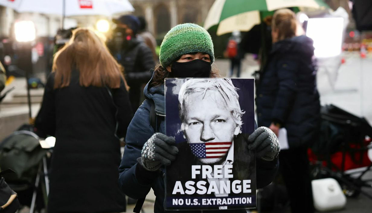 Лондонский суд выдал ордер на экстрадицию в США Джулиана Ассанжа.