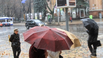 Meteorologii anunță pentru acest weekend vreme instabilă, îndeosebi sâmbătă, când vor cădea ploi slabe de scurtă durată.