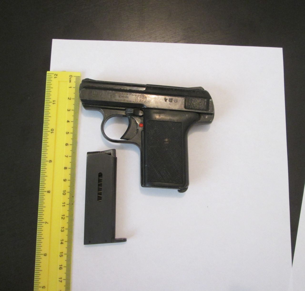 Pistol cu gaze marca ”RECK”, depistat de vameși într-un colet transmis din Franța. Foto: customs.gov.md