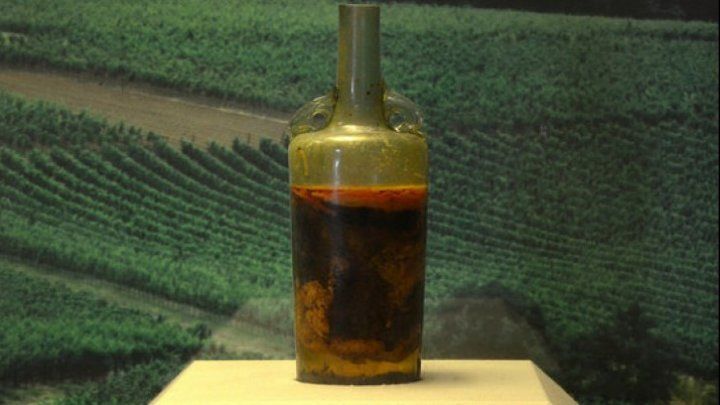 Cea mai veche sticlă de vin are 1.693 de ani. Ce efect are dacă o bei