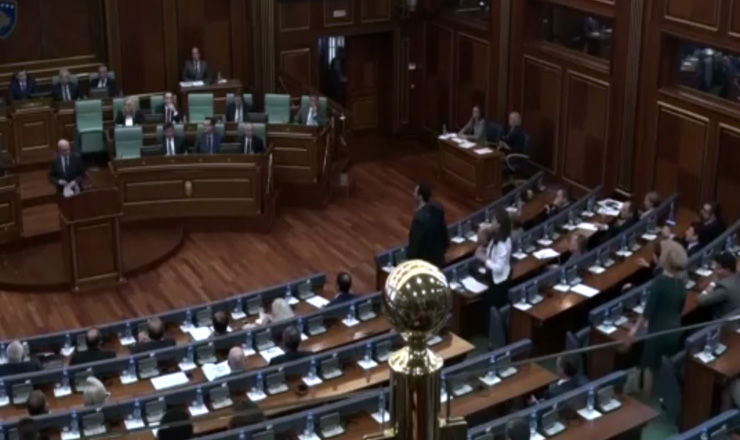 Премьер-министра Косово забросали яйцами в парламенте.