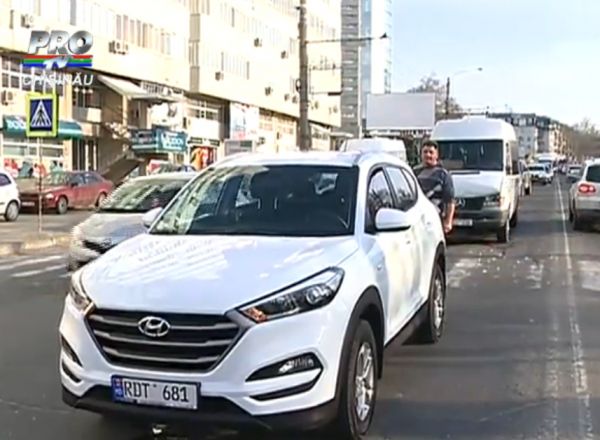Un microbuz de ruta si o Honda s-au ciocnit pe bd. Decebal din capitala. Foto: protv.md
