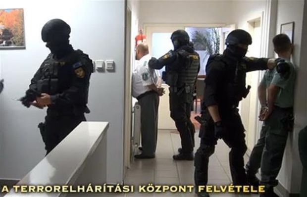Проводятся обыски и задержания таможенников.