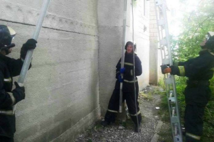Salvatorii din Orhei au escaladat clădirea și l-au găsit fără suflare.