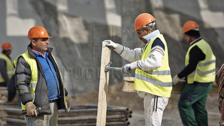 Locuitorii din Hong Kong lucrează câte zece ore pe zi, ceea ce înseamnă peste2.600 de ore pe an. Foto: publika.md