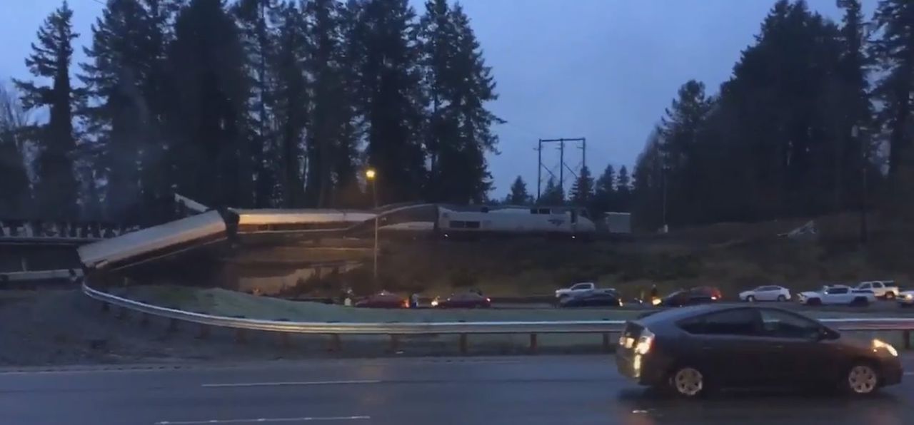 Un tren Amtrak de mare viteză a deraiat de pe un pod în statul american Washington. 