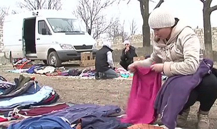 Когда денег не хватает, люди одеваются на рынках и в магазинах секонд-хенд.