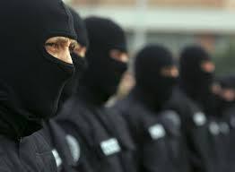 Acțiuni de amploare la frontiera moldo-română. Membrii unei grupări specializată în traficul ilegal de produse de tutungerie peste Prut au fostreţinuţi în flagrant delict.