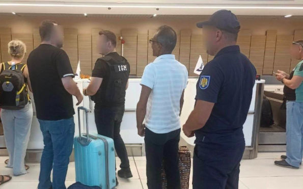 Трем гражданам Турции запретили въезд в Молдову на пять лет.