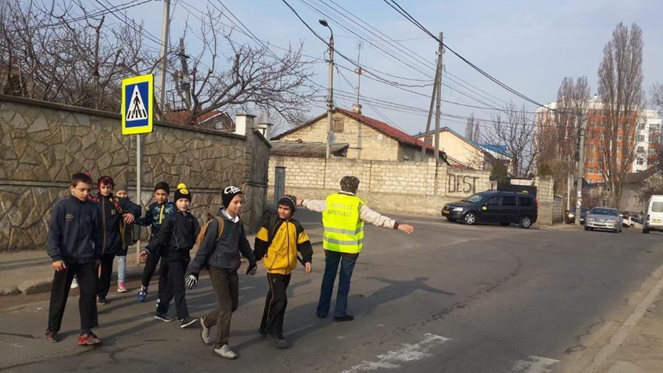 "Заботливые бабушки и дедушки" продолжают нести дежурство на дорогах.