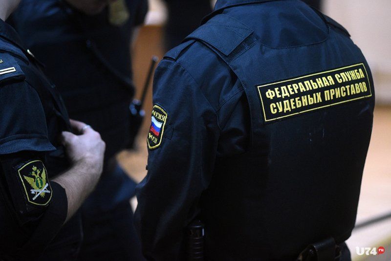 Чтобы доставить алиментщика в суд, сотрудники ФССП нанесли визит по месту жительства мужчины и его новой семьи.