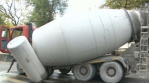 Betonieră răsturnată în mijlocul drumului. Foto: publika.md