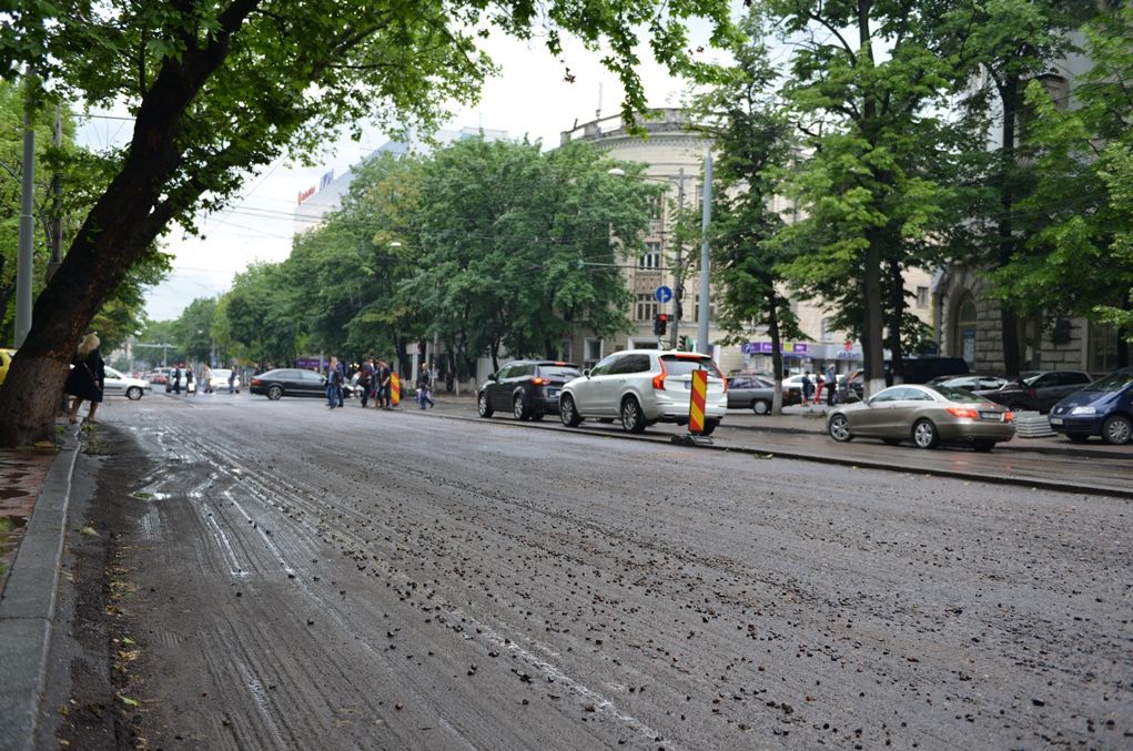 Firma care repara bulevardul ştefan cel Mare ar fi fost favorizată în câştigarea licitaţiei. Foto: Oraşul Meu