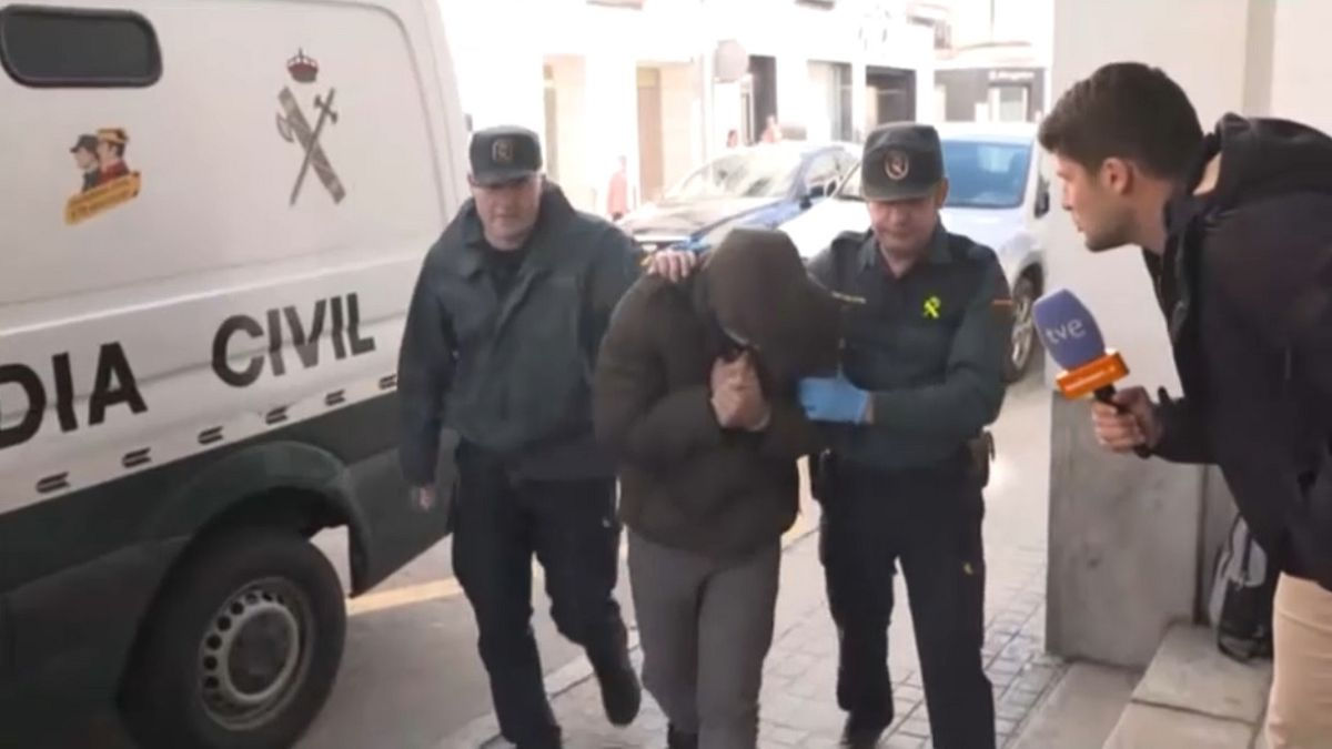 В Испании священника и его романтического партнера арестовали за незаконную торговлю Виагрой.