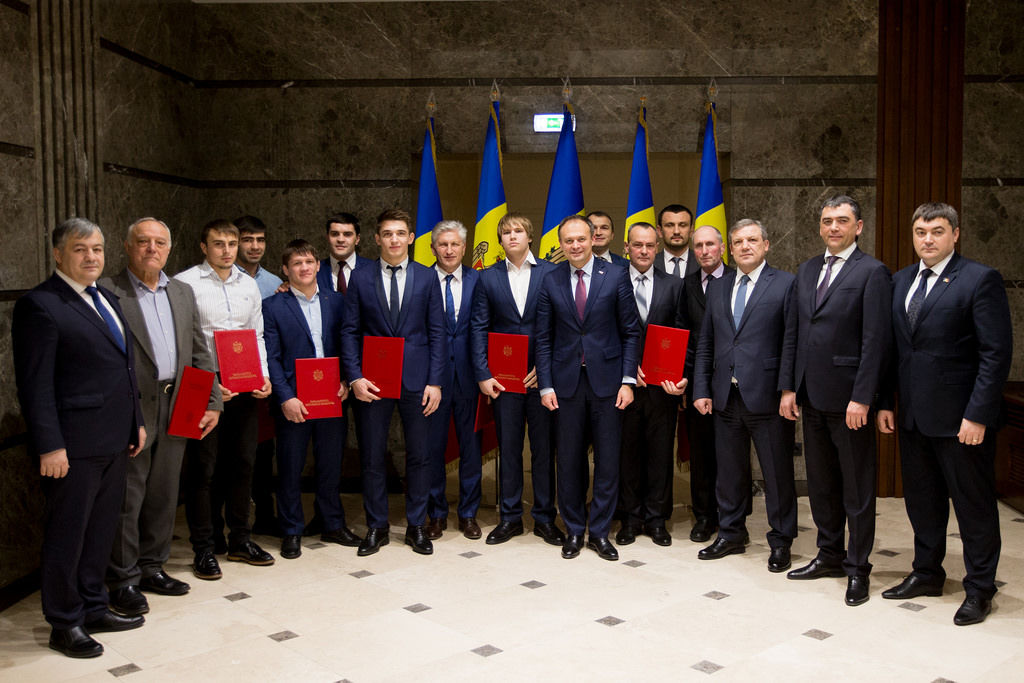 Andrian Candu a conferit diplome unui grup de campioni și antrenori.