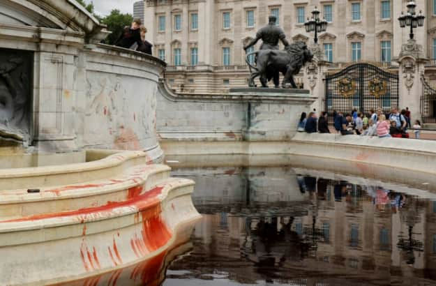 Un activist de mediu din Marea Britanie, condamnat pentru vandalizare lângă Palatul Buckingham.