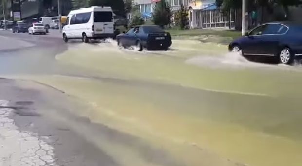 O stradă din capitală a fost inundată cu apă fierbinte.