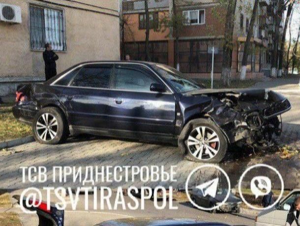 В Бендерах произошла авария: троим пассажирам потребовалась помощь.