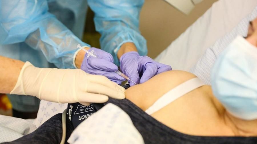 В Литве пациентке случайно ввели пять доз вакцины от COVID-19.