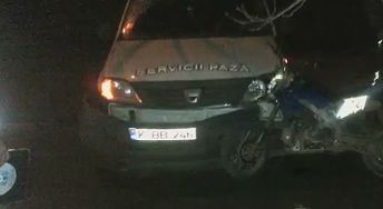 Автомобиль на полном ходу врезался в дерево.