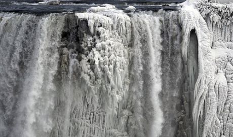 Temperaturile extrem de scăzute au provocat şi îngheţarea Cascadei Niagara. Foto: jurnal.md