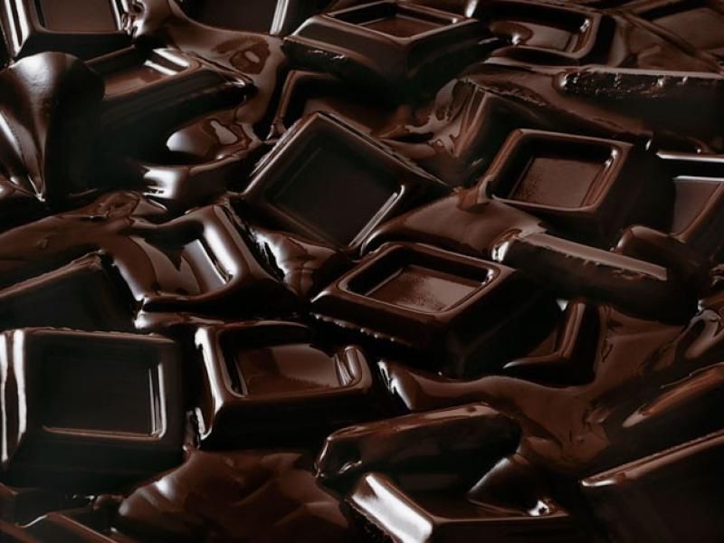Ciocolata neagră este plină de nutrienți și antioxidanți care îți protejează sănătatea. Foto: fitbody.ro