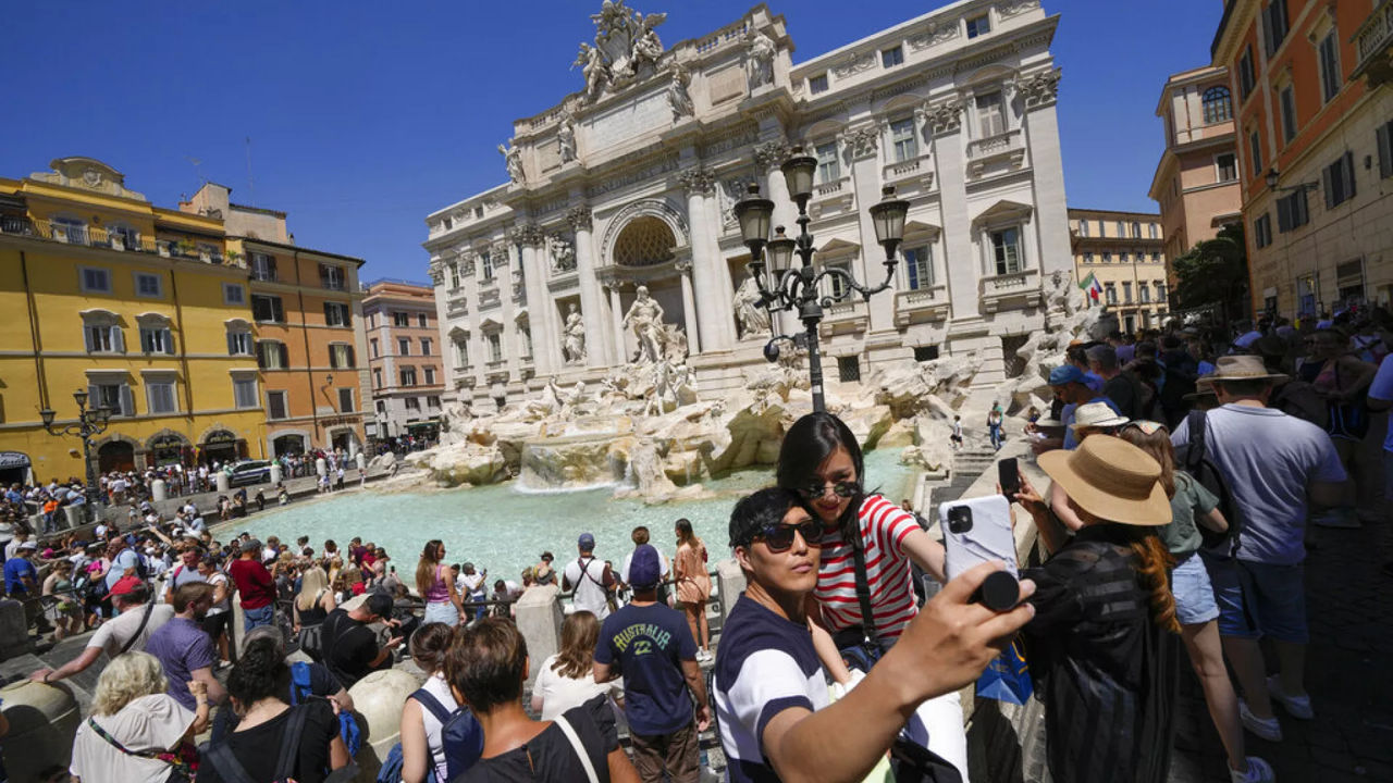 Locuitorii din Roma se plâng de turismul excesiv.
