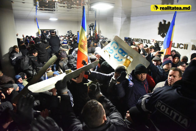 У парламента дежурили пять бригад скорой помощи. Фото: Realitatea