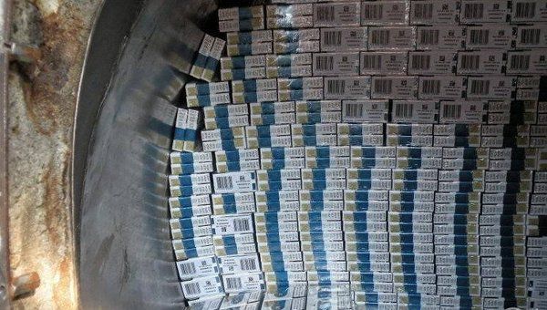Пограничники нашли 13 ящиков сигарет якобы российского и белорусского производства без акцизных марок.