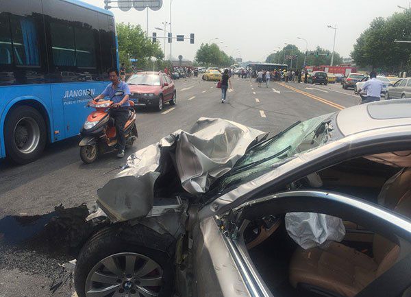 Şoferul unui autoturism de model BMW care a trecut la culoarea roşie a semaforului s-a ciocnit violent cu alte trei vehicule din trafic.