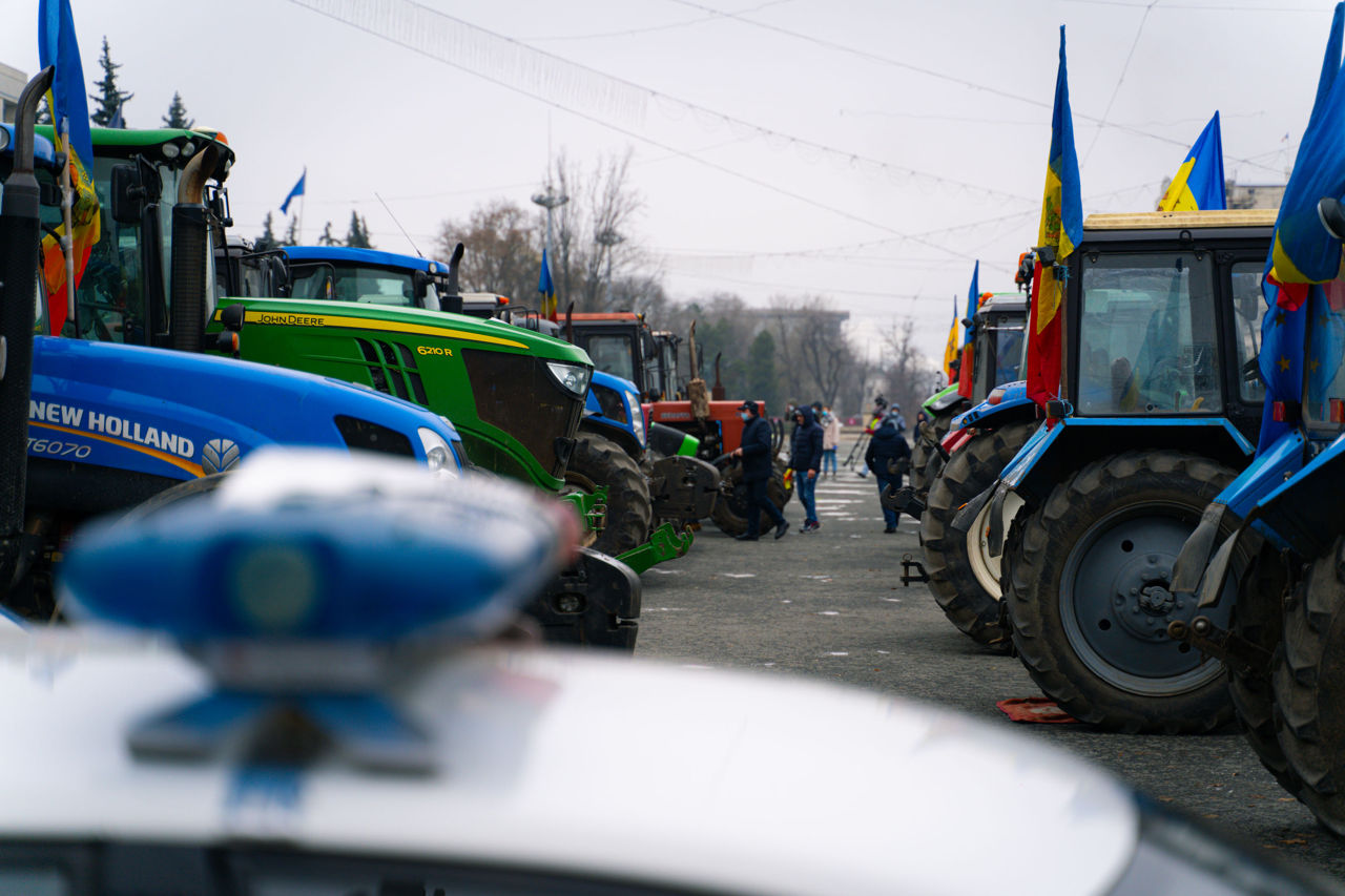 Fermierii își vor relua protestul în fața parlamentului. Foto: Point.md.