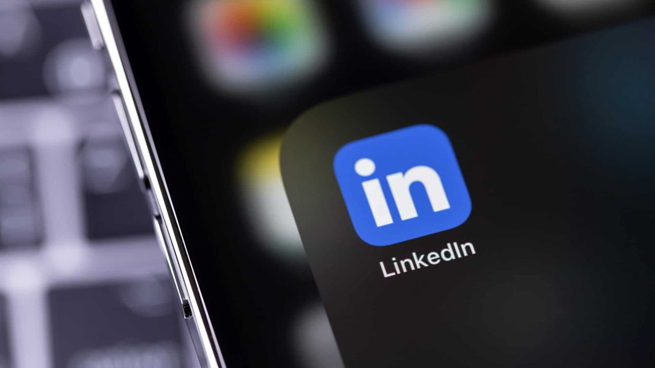 LinkedIn, dată în judecată pentru că a folosit datele personale ale clienților pentru a antrena modele IA .