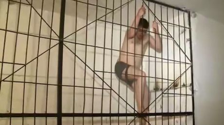 При задержании и последующем сопровождении в полицейский участок мужчина продолжал вести себе неадекватно.