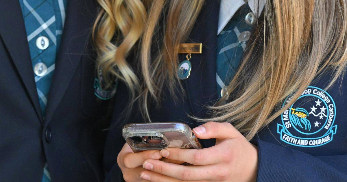 Британский регулятор дал соцсетям время до конца апреля для обеспечения безопасности молодежи.