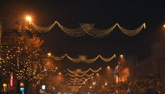 În capitală iluminatul de sărbătoare va fi conectat pe 1 decembrie. Foto: trm.md