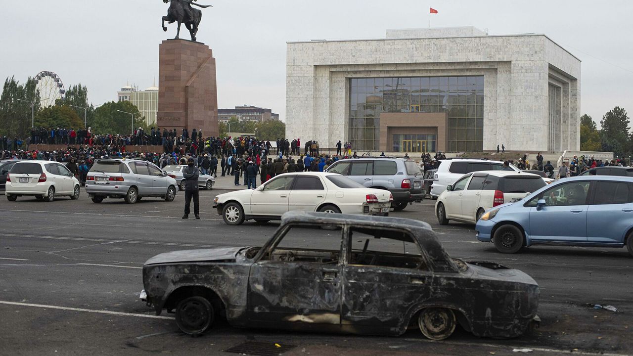Захваченное протестующими здание парламента Киргизии вернули властям. Фото: ria.ru.